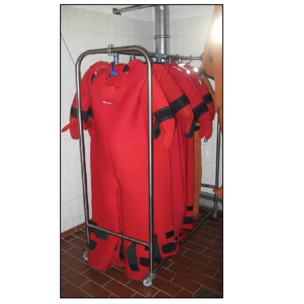 Mobilais rāmis žāvētājiem uz riteņiem, metāla konstrukcija, sarkani žāvētāji ar melniem akcentiem.