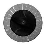 Melna rotējoša poga ar skaitļiem no 0 līdz 4, pelēkā fona apmalē. Poga ir apaļa un izgatavota no plastmasas.