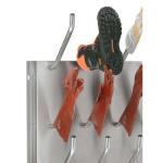 Apavu žāvētājs ar metāla konstrukciju, sarkaniem cimdiem un melniem apaviem, piestiprināts pie sienas.