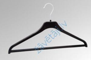 Melns plastmasas pakaramais ar baltu āķi, gluda forma un plaša plecu daļa.