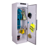 Balts veļas žāvēšanas skapis ar divām durvīm, iekšpusē apģērbi un aksesuāri, iekārtots ar plauktiem un pakaramiem.