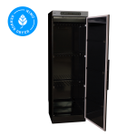 Melns apģērbu žāvēšanas skapis ar atvērtām durvīm, iekšpusē plaukti un vadības panelis augšpusē.