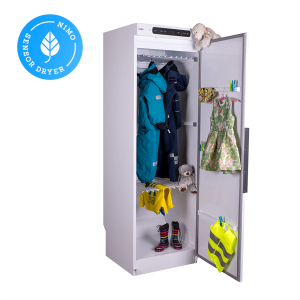 Balts apģērbu žāvēšanas skapis ar divām durvīm, iekšpusē apģērbi un rotaļlietas, moderns dizains.