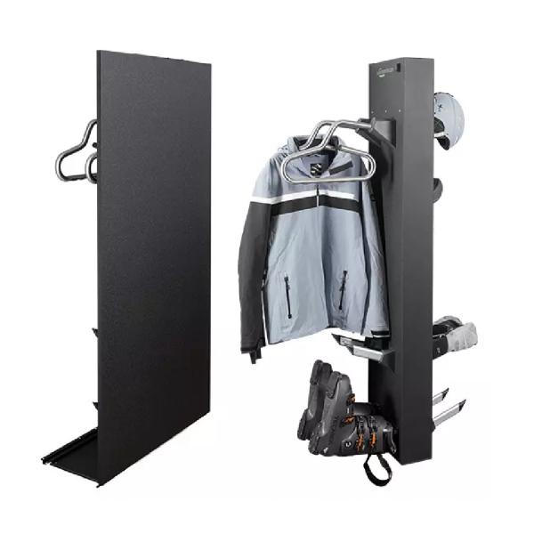 Melns apģērbu un apavu žāvētājs ar pakaramiem un plauktu, piemērots ventilējamām telpām.