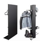 Melns apģērbu un apavu žāvētājs ar pakaramiem un plauktu, piemērots ventilējamām telpām. Kompakts un funkcionāls dizains