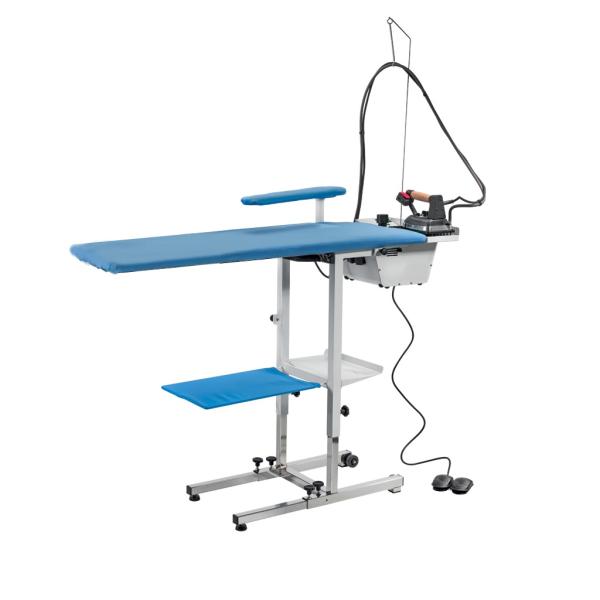 Profesionāls gludināmais dēlis ar zilu virsmu, tvaika ģeneratoru un vakuma funkciju, metāla konstrukcija.