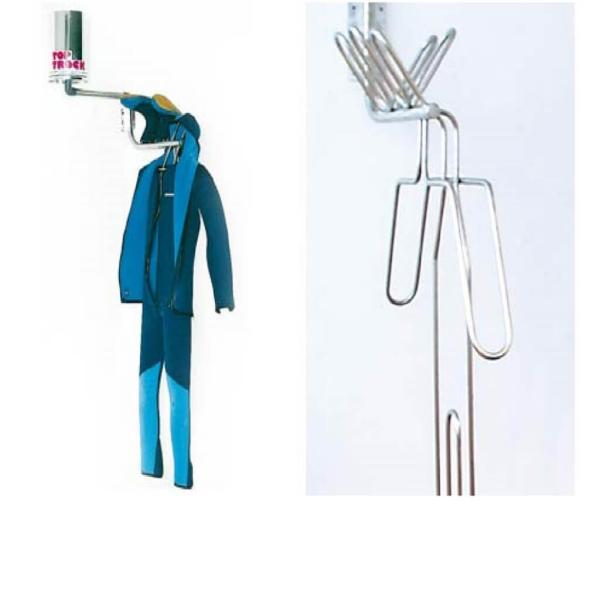 Hidrotērpu žāvētājs ar metāla konstrukciju un zilu tērpu, kas pakārts uz statīva.