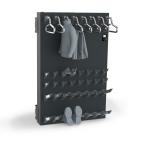 Melns žāvēšanas panelis ar āķiem apģērbiem un plauktiem apaviem, paredzēts efektīvai žāvēšanai.