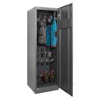 Pelēks žāvēšanas skapis ar durvīm, iekšpusē apģērbs, apavi un pakaramie. Moderns un funkcionāls dizains.