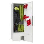 Balts apģērbu žāvēšanas skapis ar siltumsūkni, iekšpusē zaļas dvieļu un melna mēteļa, sarkanas cepures.