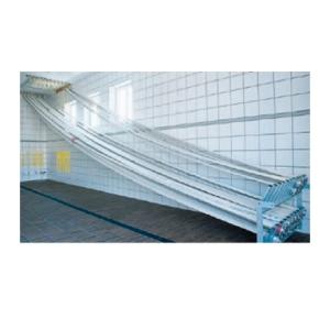 Ugunsdzēsības šļūteņu žāvēšanas sistēma ar metāla konstrukciju un vairākām šļūtenēm, novietota uz flīžu grīdas.