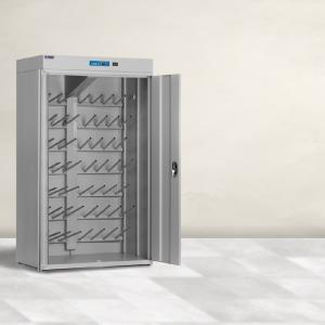 Apavu žāvēšanas skapis ar sudraba krāsu, metāla korpusu un atvērtām plauktiem apaviem.