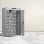 Apavu žāvēšanas skapis ar sudraba krāsu, metāla korpusu un atvērtām plauktiem apaviem.