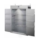 Balts apģērbu žāvēšanas skapis ar divām durvīm, iekšpusē plaukti un ventilācijas izvads. Moderns un funkcionāls dizains.