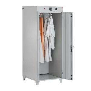Pelēks apģērbu žāvēšanas skapis ar ventilācijas izvadu, iekšpusē pakarami balti apģērbi.