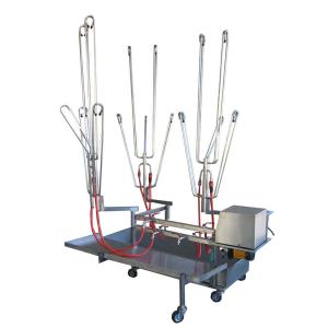 Ķīmisko aizsargtērpu mazgātājs un žāvētājs ar metāla konstrukciju un elastīgām šļūtenēm, uz riteņiem.