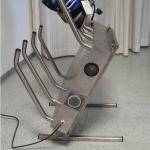 Metāla rāmis apavu žāvētājam ar piecām žāvētāju caurulēm un ventilatoru, sudraba krāsā.