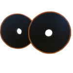 Divi melni gaisa filtri ar brūnu malu, apaļā formā un centrā ar caurumu.