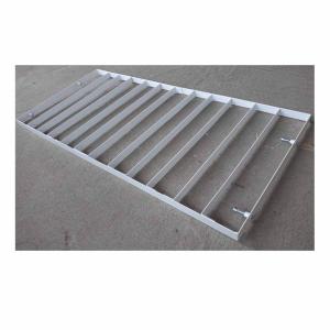 Balts plaukts skapim SSO-80 ar horizontālām sliedēm, izgatavots no metāla, vienkāršs un funkcionāls dizains.