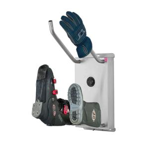 Apavu žāvētājs ar apsildāmiem rokturiem, sudraba krāsā, piestiprināts pie sienas, tur slēpošanas apavus un cimdus.