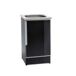 Melna izlietne ar nerūsējošā tērauda virsmu, taisnstūra forma, kompakts dizains un vienkārša roktura konstrukcija.